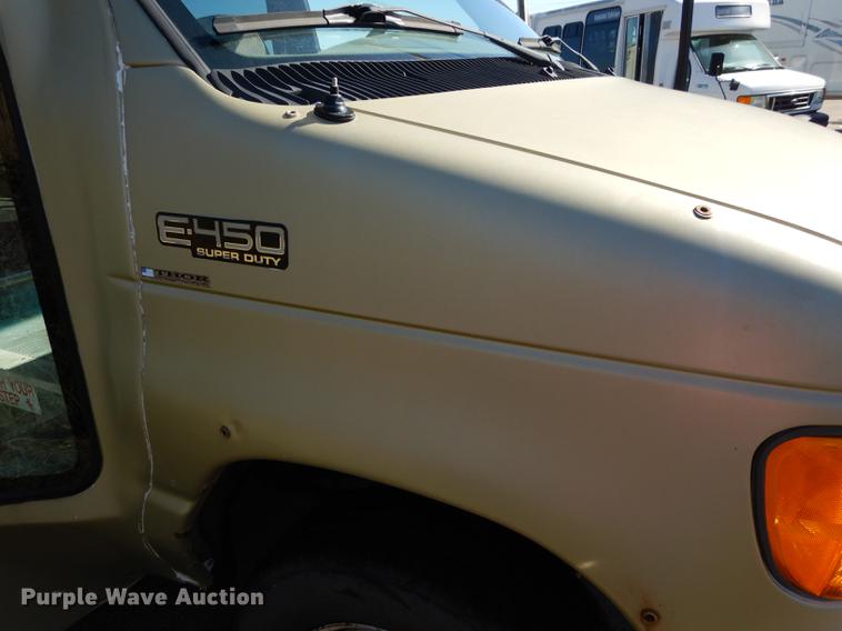 image for item J5668 2004 Ford E450 Super Duty Eldorado AeroTech shuttle bus
