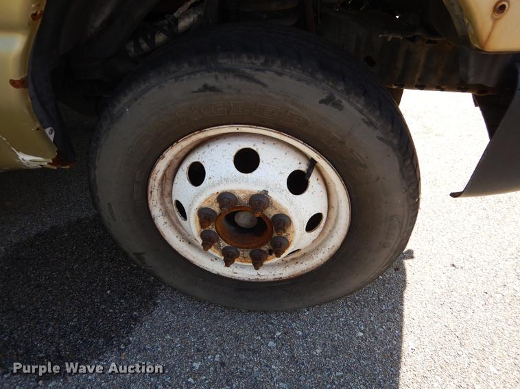 image for item J5668 2004 Ford E450 Super Duty Eldorado AeroTech shuttle bus