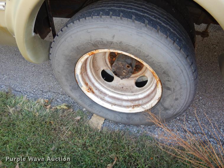 image for item J5668 2004 Ford E450 Super Duty Eldorado AeroTech shuttle bus