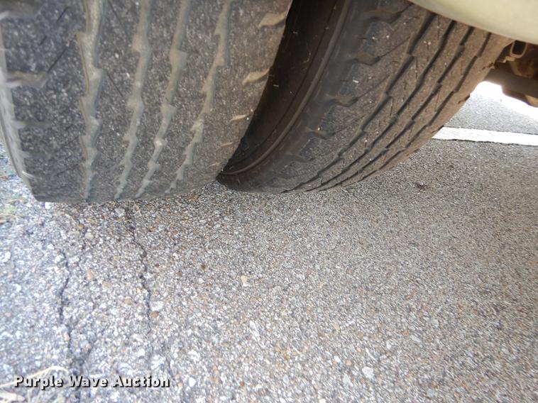 image for item J5668 2004 Ford E450 Super Duty Eldorado AeroTech shuttle bus