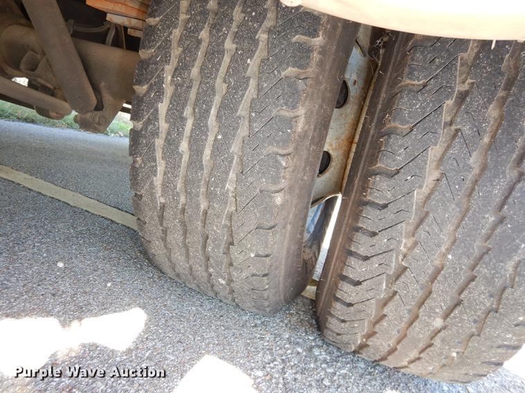 image for item J5668 2004 Ford E450 Super Duty Eldorado AeroTech shuttle bus