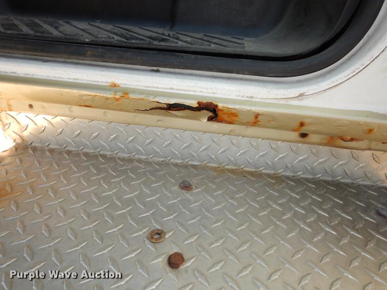 image for item J5668 2004 Ford E450 Super Duty Eldorado AeroTech shuttle bus