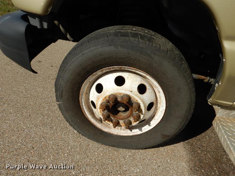 image for item J5668 2004 Ford E450 Super Duty Eldorado AeroTech shuttle bus