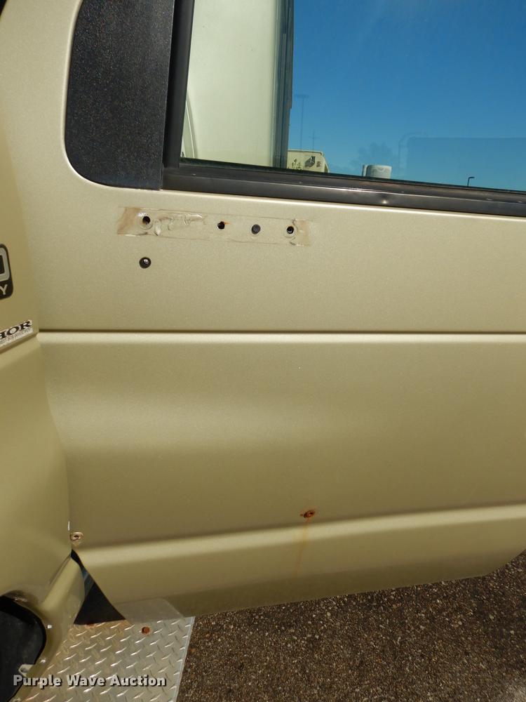image for item J5668 2004 Ford E450 Super Duty Eldorado AeroTech shuttle bus