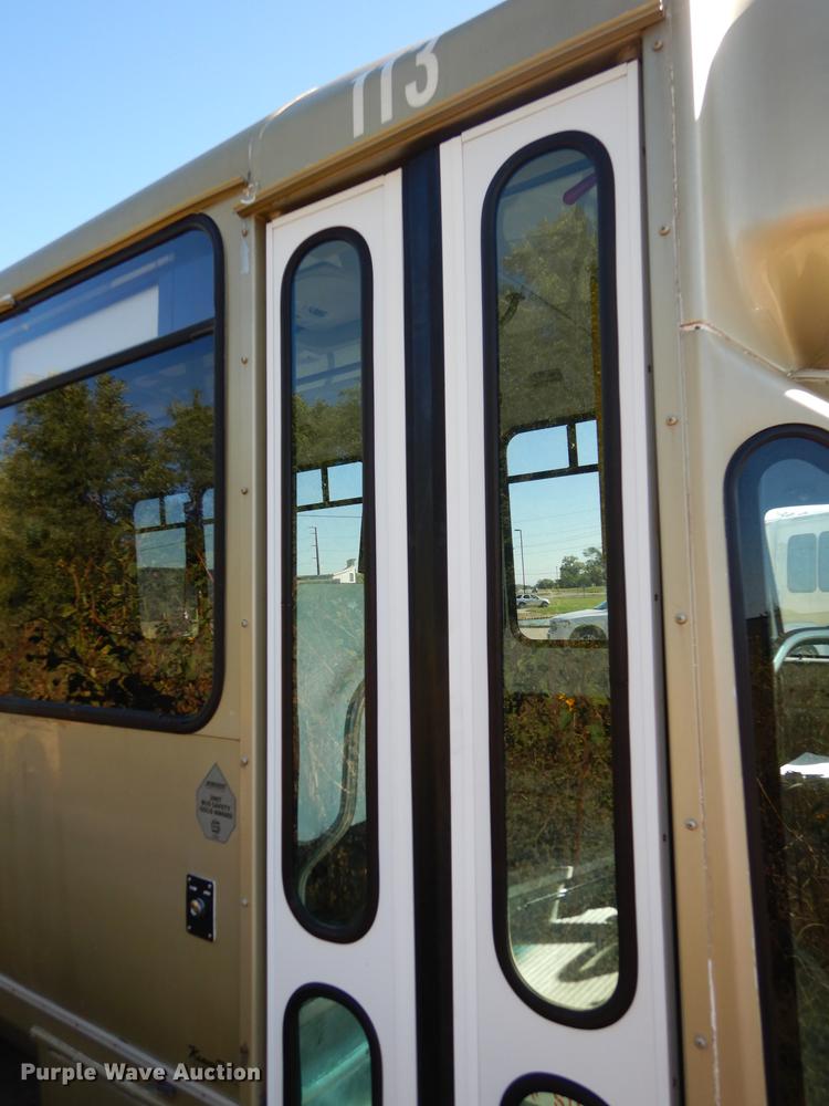 image for item J5668 2004 Ford E450 Super Duty Eldorado AeroTech shuttle bus