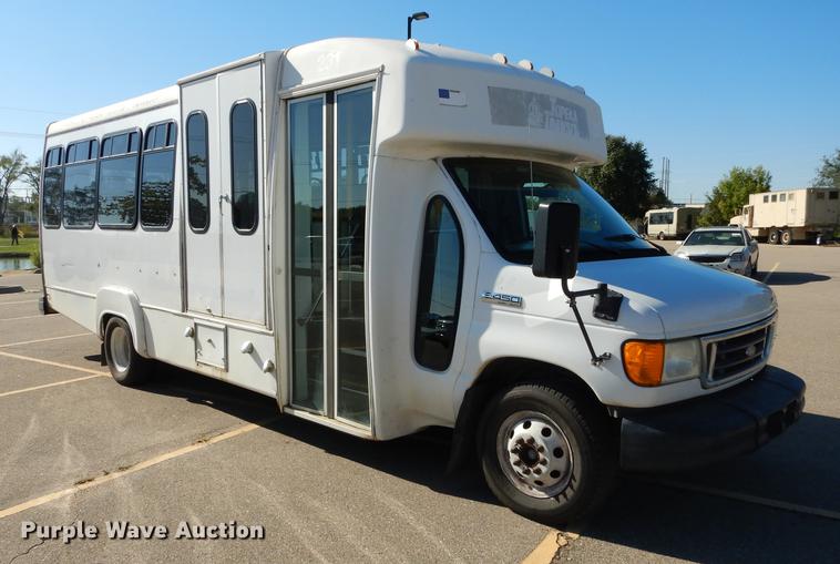 image for item J5669 2006 Ford Econoline E450 Super Duty Goshen Coach shuttle bus