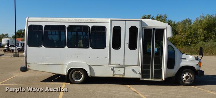 image for item J5669 2006 Ford Econoline E450 Super Duty Goshen Coach shuttle bus
