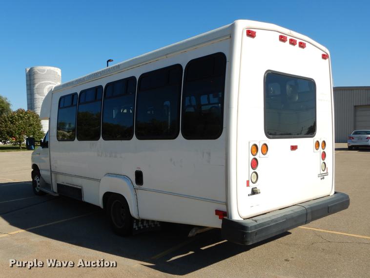 image for item J5669 2006 Ford Econoline E450 Super Duty Goshen Coach shuttle bus