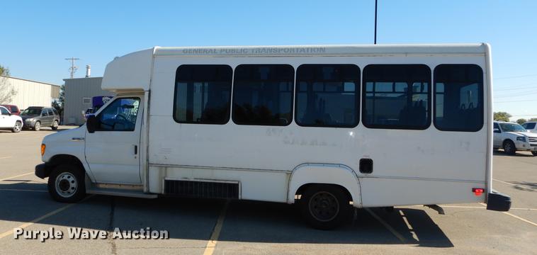image for item J5669 2006 Ford Econoline E450 Super Duty Goshen Coach shuttle bus