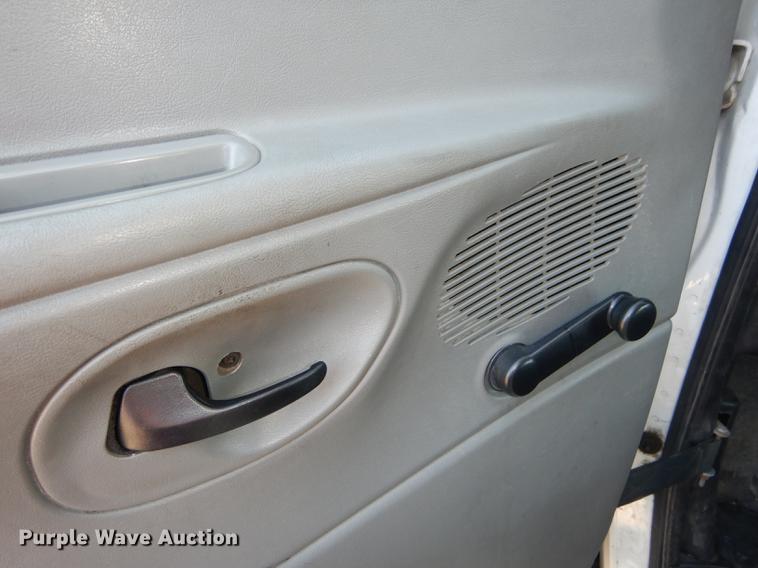 image for item J5669 2006 Ford Econoline E450 Super Duty Goshen Coach shuttle bus