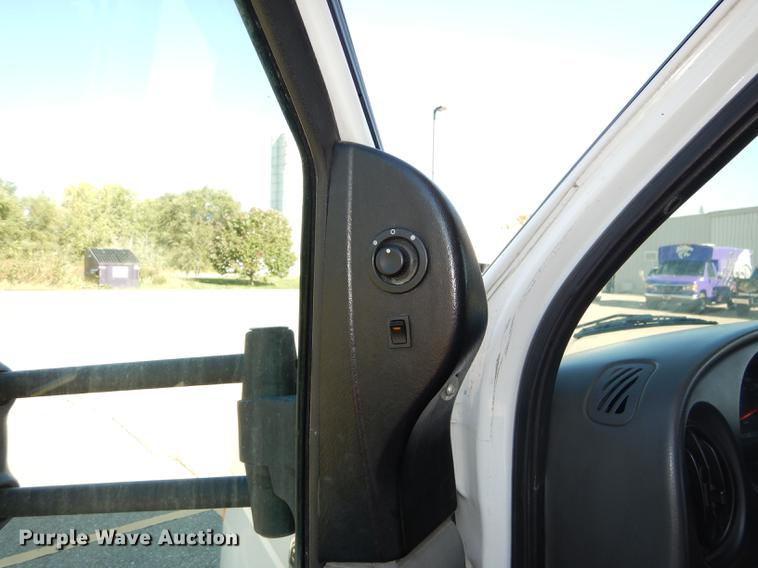 image for item J5669 2006 Ford Econoline E450 Super Duty Goshen Coach shuttle bus