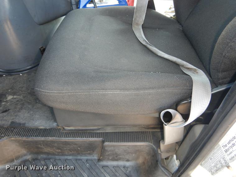 image for item J5669 2006 Ford Econoline E450 Super Duty Goshen Coach shuttle bus