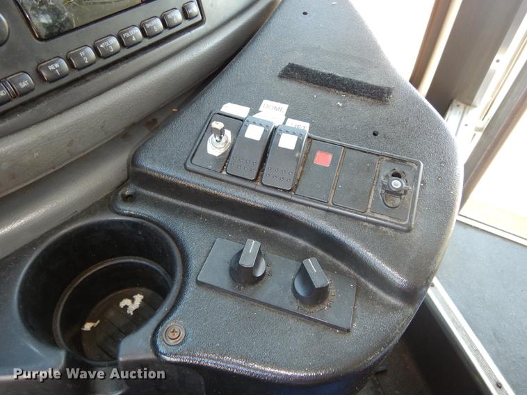 image for item J5669 2006 Ford Econoline E450 Super Duty Goshen Coach shuttle bus