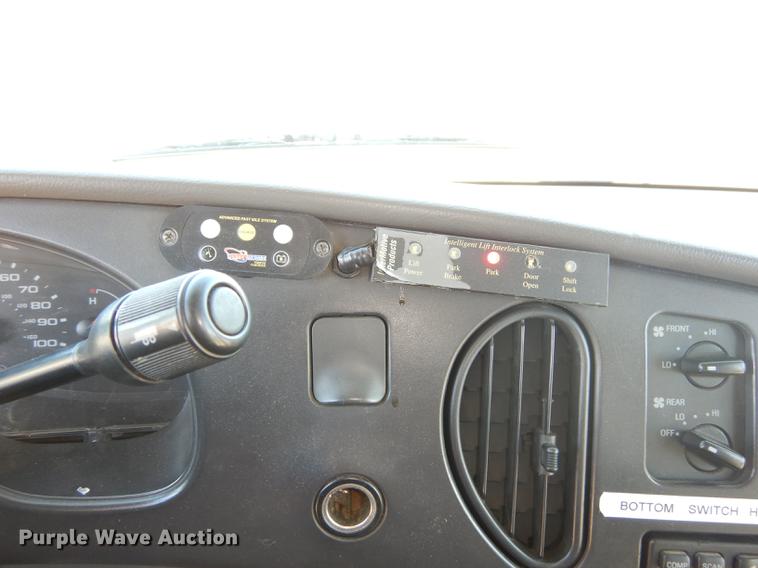 image for item J5669 2006 Ford Econoline E450 Super Duty Goshen Coach shuttle bus