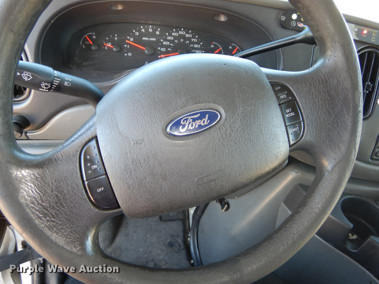 image for item J5669 2006 Ford Econoline E450 Super Duty Goshen Coach shuttle bus