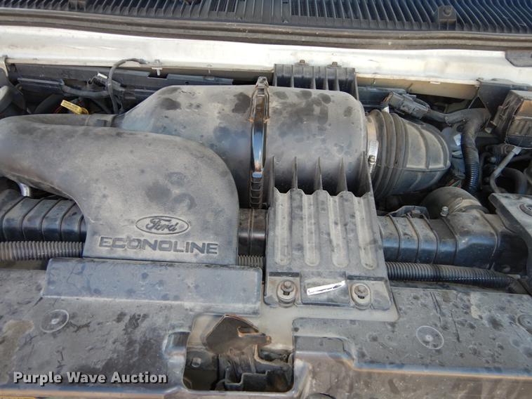 image for item J5669 2006 Ford Econoline E450 Super Duty Goshen Coach shuttle bus