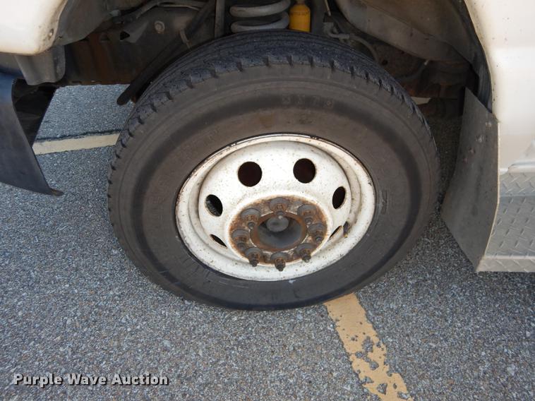 image for item J5669 2006 Ford Econoline E450 Super Duty Goshen Coach shuttle bus