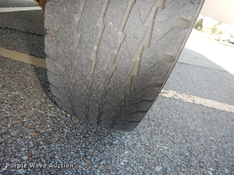 image for item J5669 2006 Ford Econoline E450 Super Duty Goshen Coach shuttle bus