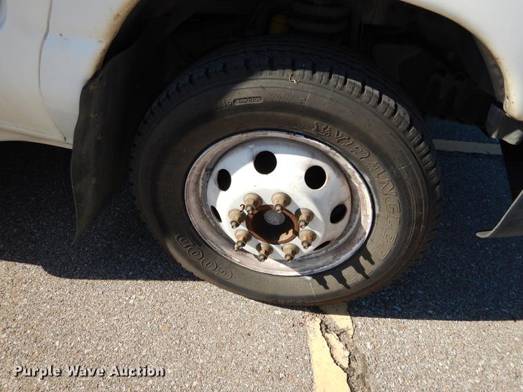 image for item J5669 2006 Ford Econoline E450 Super Duty Goshen Coach shuttle bus