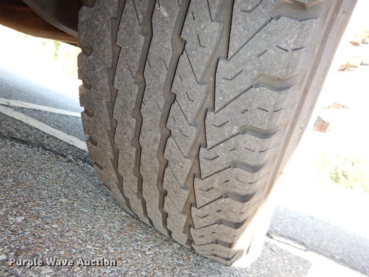 image for item J5669 2006 Ford Econoline E450 Super Duty Goshen Coach shuttle bus