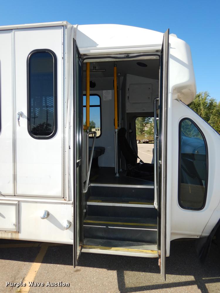 image for item J5669 2006 Ford Econoline E450 Super Duty Goshen Coach shuttle bus