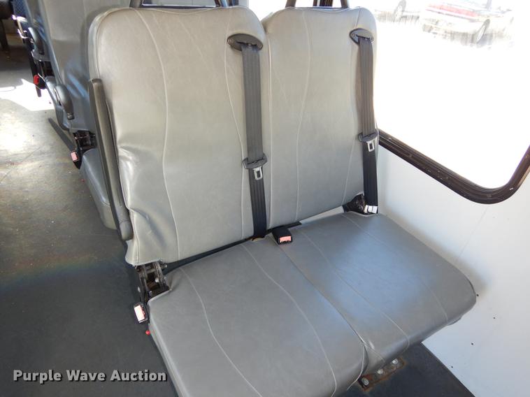 image for item J5669 2006 Ford Econoline E450 Super Duty Goshen Coach shuttle bus