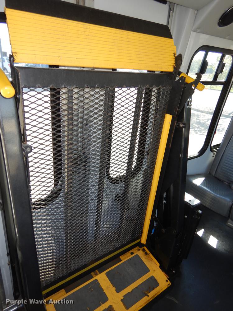 image for item J5669 2006 Ford Econoline E450 Super Duty Goshen Coach shuttle bus