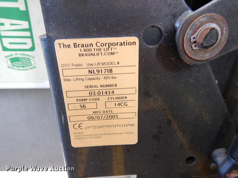 image for item J5669 2006 Ford Econoline E450 Super Duty Goshen Coach shuttle bus