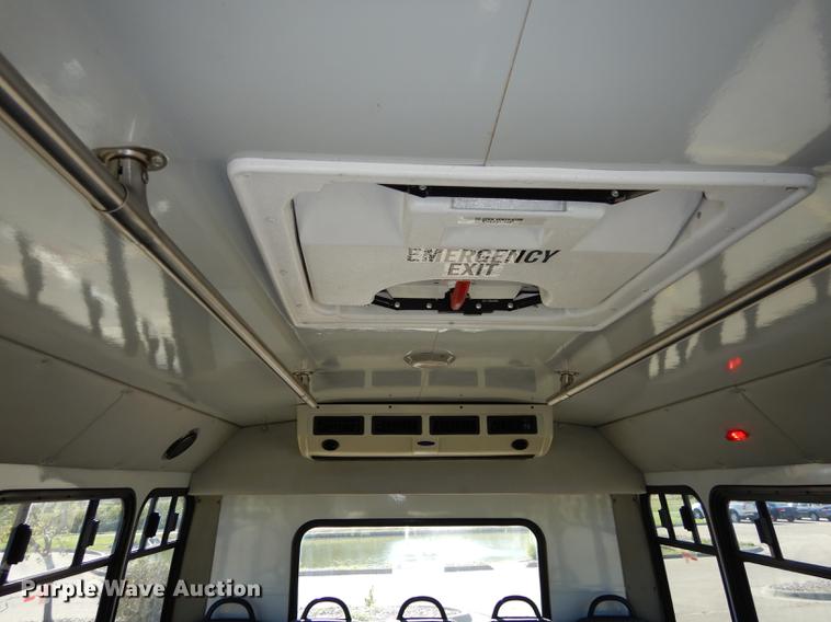 image for item J5669 2006 Ford Econoline E450 Super Duty Goshen Coach shuttle bus