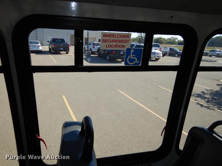 image for item J5669 2006 Ford Econoline E450 Super Duty Goshen Coach shuttle bus