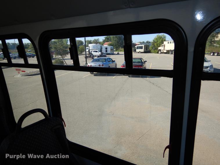 image for item J5669 2006 Ford Econoline E450 Super Duty Goshen Coach shuttle bus