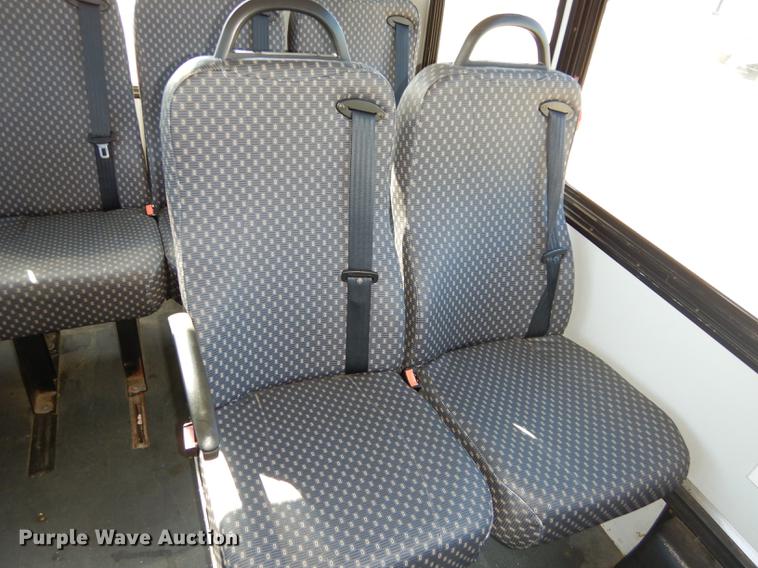 image for item J5669 2006 Ford Econoline E450 Super Duty Goshen Coach shuttle bus