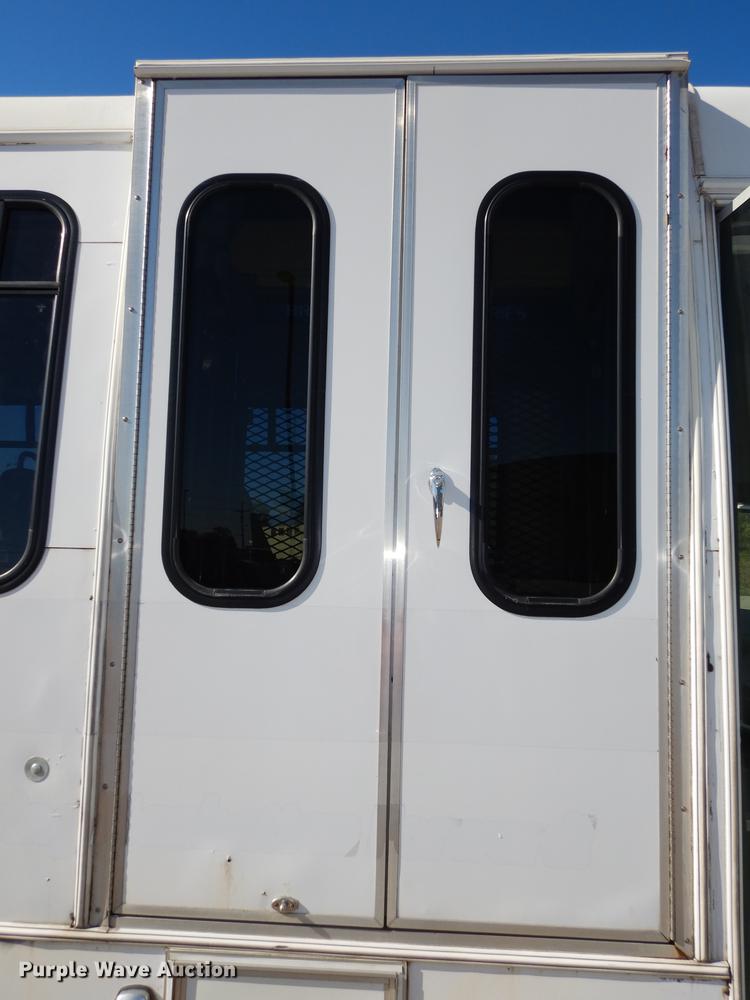 image for item J5669 2006 Ford Econoline E450 Super Duty Goshen Coach shuttle bus