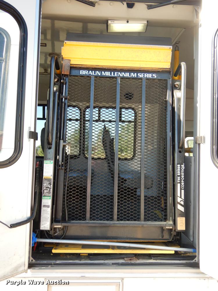 image for item J5669 2006 Ford Econoline E450 Super Duty Goshen Coach shuttle bus