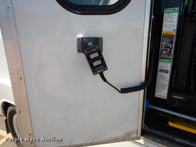 image for item J5669 2006 Ford Econoline E450 Super Duty Goshen Coach shuttle bus