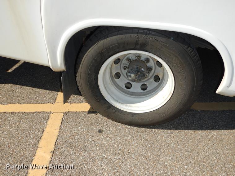 image for item J5669 2006 Ford Econoline E450 Super Duty Goshen Coach shuttle bus