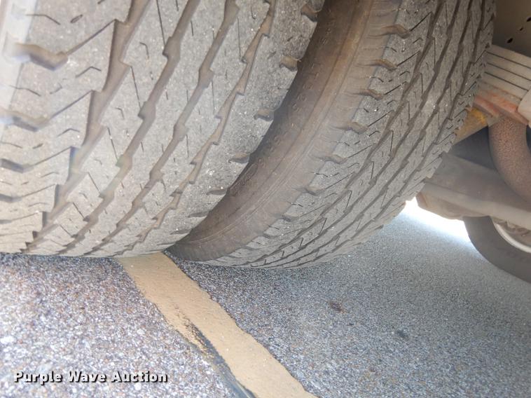 image for item J5669 2006 Ford Econoline E450 Super Duty Goshen Coach shuttle bus