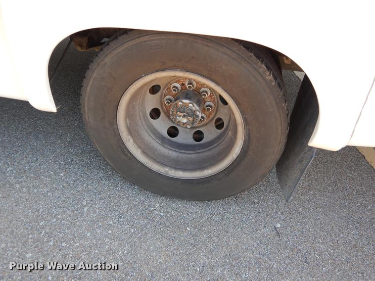 image for item J5669 2006 Ford Econoline E450 Super Duty Goshen Coach shuttle bus