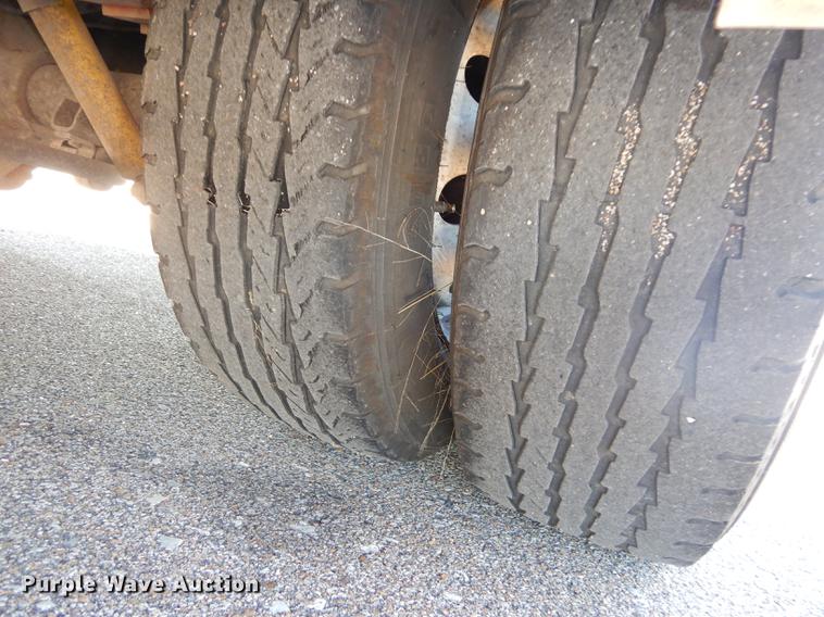 image for item J5669 2006 Ford Econoline E450 Super Duty Goshen Coach shuttle bus