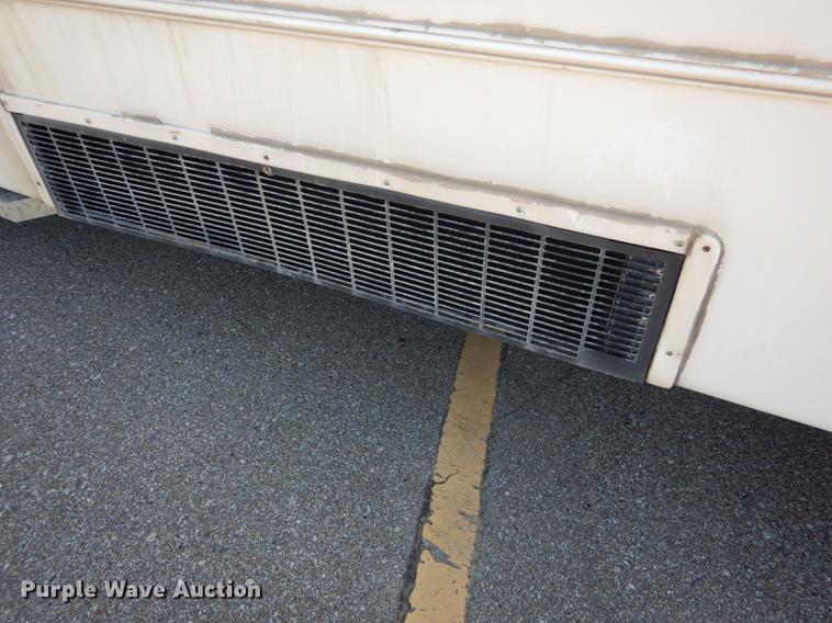 image for item J5669 2006 Ford Econoline E450 Super Duty Goshen Coach shuttle bus