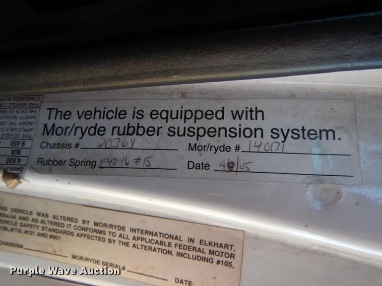 image for item J5669 2006 Ford Econoline E450 Super Duty Goshen Coach shuttle bus