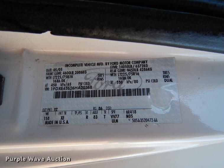 image for item J5669 2006 Ford Econoline E450 Super Duty Goshen Coach shuttle bus