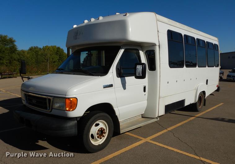 image for item J5670 2006 Ford Econoline E450 Super Duty shuttle bus