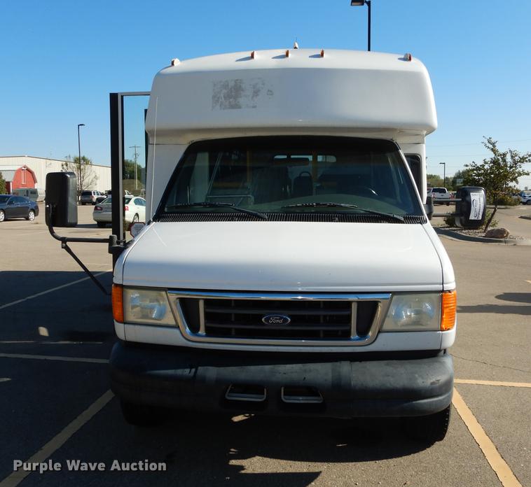 image for item J5670 2006 Ford Econoline E450 Super Duty shuttle bus