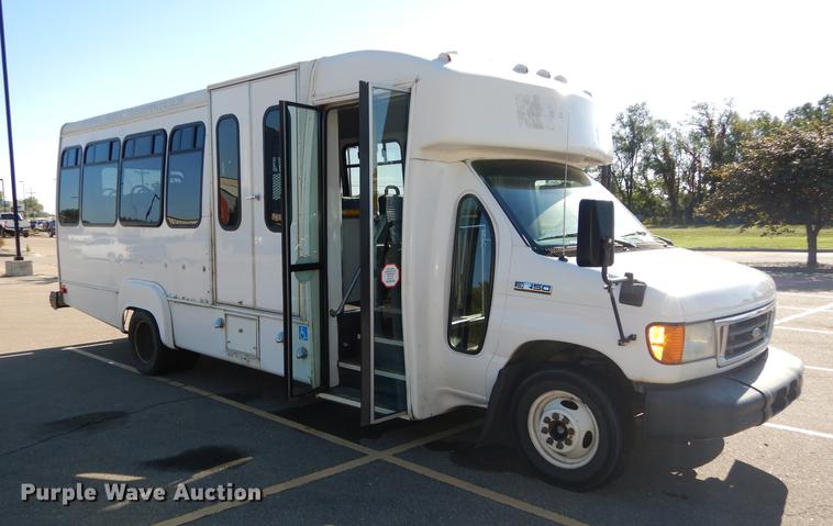 image for item J5670 2006 Ford Econoline E450 Super Duty shuttle bus
