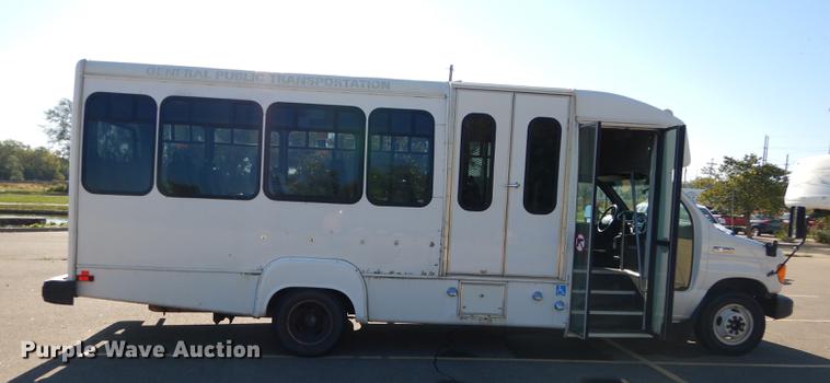 image for item J5670 2006 Ford Econoline E450 Super Duty shuttle bus