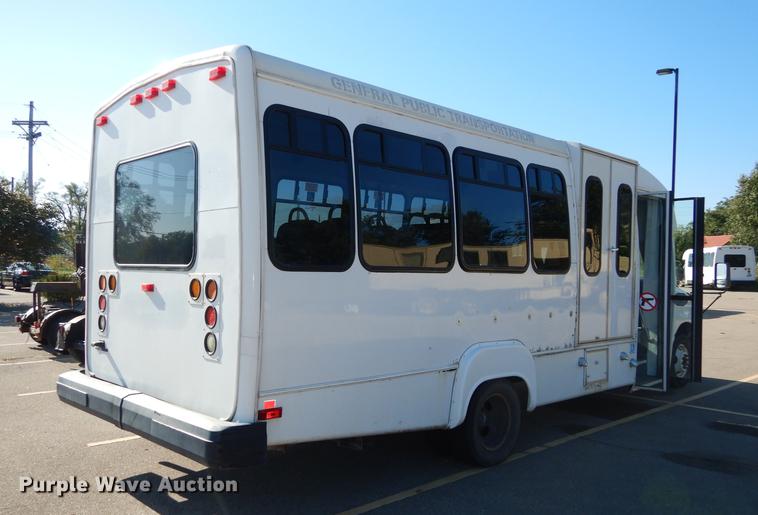 image for item J5670 2006 Ford Econoline E450 Super Duty shuttle bus