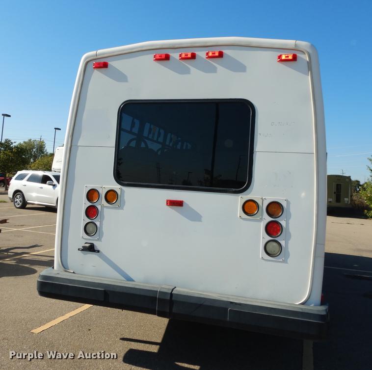 image for item J5670 2006 Ford Econoline E450 Super Duty shuttle bus