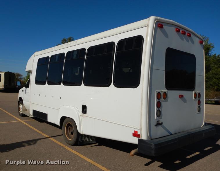 image for item J5670 2006 Ford Econoline E450 Super Duty shuttle bus