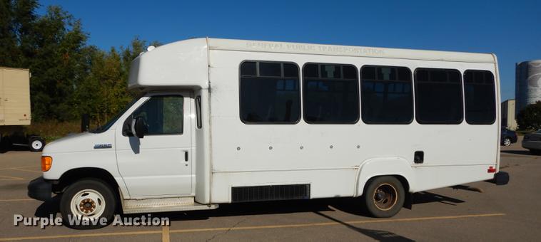 image for item J5670 2006 Ford Econoline E450 Super Duty shuttle bus